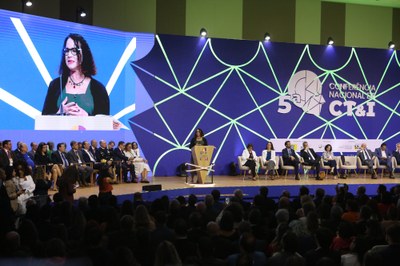 Ministra luciana santos fala no CNCTI.jpg