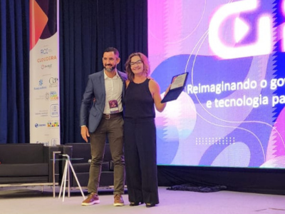 Homenagem especial à diretora de Negócios do Serpro, Ariadne Fonseca