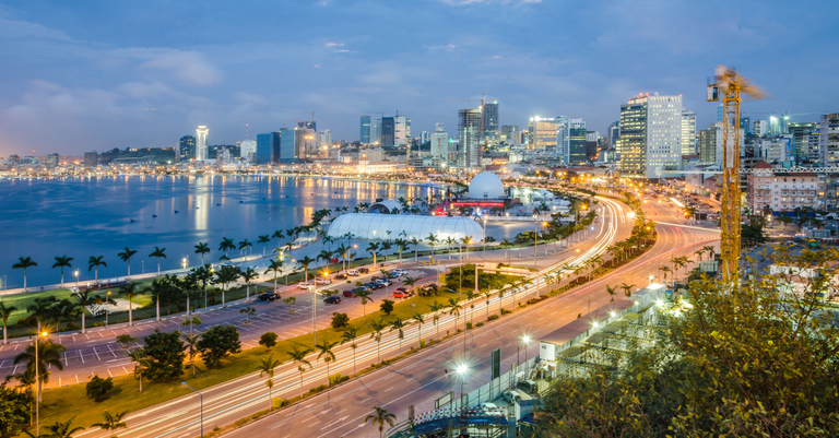 Cena noturna da baía de Luanda, capital da Angola