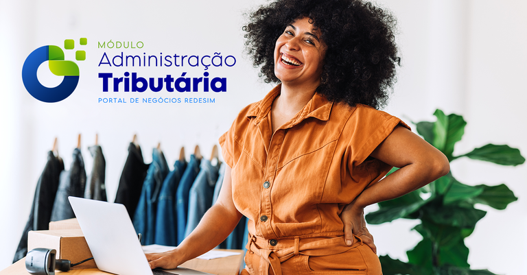 Mulher negra empreendedora utilizando um computador Mulher negra empreendedora utilizando um computador