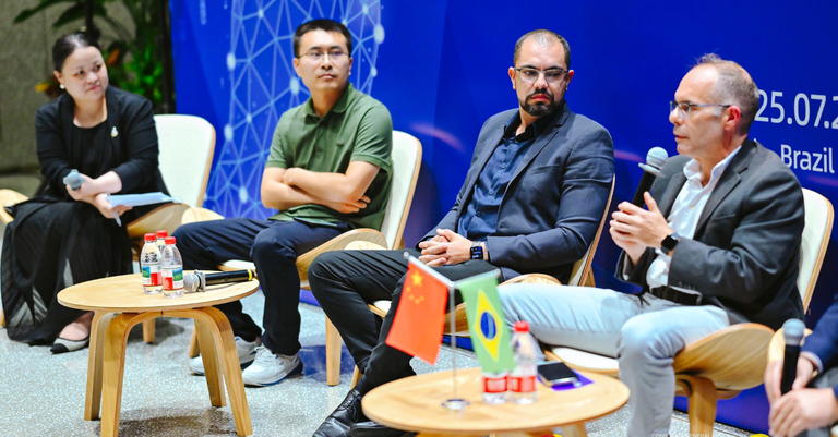 André Agatte, diretor de Negócios, Governo e Mercados do Serpro, e Rafael Ferreira, gerente de Internacionalização do Serpro, durante mesa-redonda com representantes da TI municipal de Xangai, do coletivo de mulheres em tecnologia, e da iFlytek, empresa líder em inteligência artificial na China