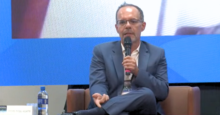 André Agatte, diretor do Serpro, no palco da Conferência Nacional dos Agentes Produtores e Usuários de Dados