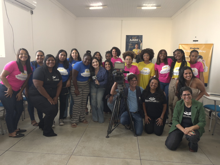 Alunas do Donas Tech com equipe de emissora de televisão