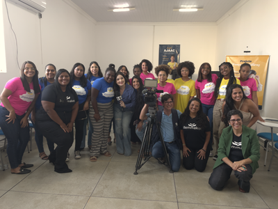 Alunas do Donas Tech com equipe de emissora de televisão
