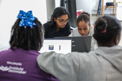 Jovens mulheres participam de oficina do Donas Tech