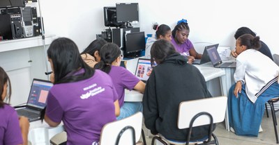 Primeira turma do Donas Tech em aula de tecnologia