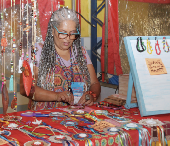 Empreendedora na área de exposições do evento