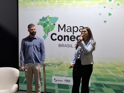 Aline Cappele e Flávio Duque durante apresentação do Mapa Conecta.jpg