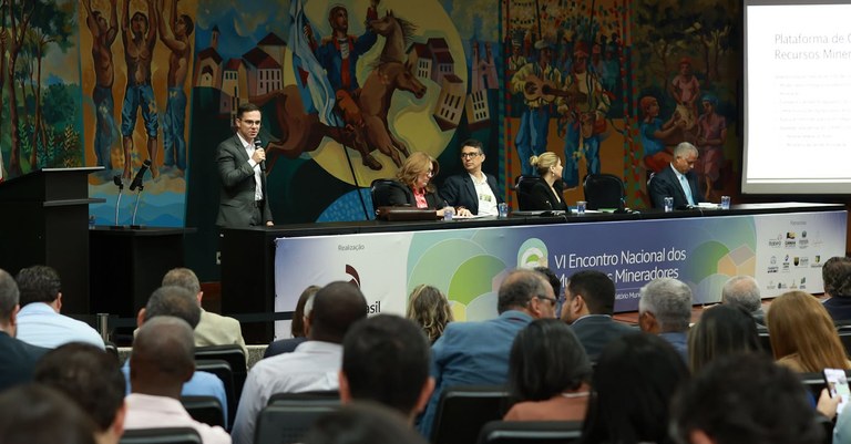 Bruno Vilela apresenta o Minera Brasil visão Muncípios em evento da Amig - Foto: Amig Brasil Bruno Vilela apresenta o Minera Brasil visão Muncípios em evento da Amig - Foto: Amig Brasil