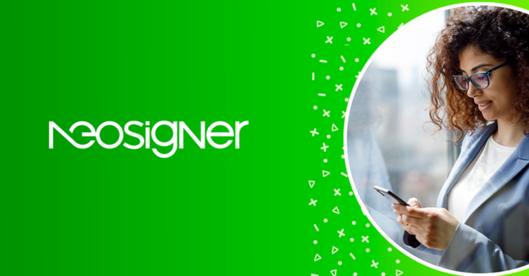 Mulher acessando telefone celular. À esquerda, marca do NeoSigner aplicada sobre fundo verde Mulher acessando telefone celular. À esquerda, marca do NeoSigner aplicada sobre fundo verde
