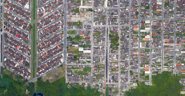 Vista aérea de uma cidade mostrando um bairro que faz limite com uma floresta Vista aérea de uma cidade mostrando um bairro que faz limite com uma floresta