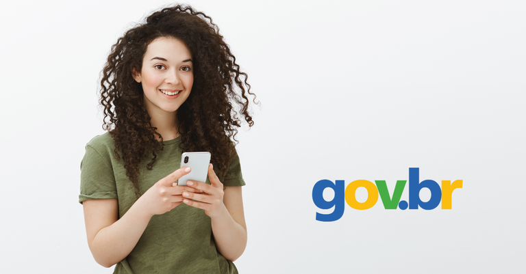 Mulher segurando um celular e sorrindo. Ao lado direito, a marca do Gov.br