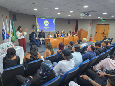 Representantes do Serpro, Gestores da Escola Municipal Padre Francisco Carvalho Moreira e da Secretaria Municipal de Educação na mesa da cerimônia de formatura