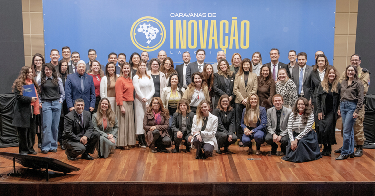 Registro com os procuradores públicos das três esferas de governo, técnicos e especialistas que participaram da etapa presencial das Caravanas de Inovação da AGU em Curitiba Registro com os procuradores públicos das três esferas de governo, técnicos e especialistas que participaram da etapa presencial das Caravanas de Inovação da AGU em Curitiba