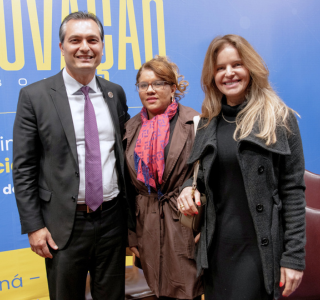 Da esquerda para a direita: Bruno Portela, procurador federal e coordenador do Laboratório de Inovação (Labori) da AGU; Daiane Vaz Lima, gerente do Escritório de Pesquisa, Desenvolvimento e Inovação do Serpro; e...