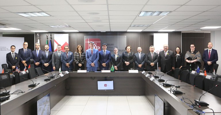 Autoridades presentes ao evento de assinatura