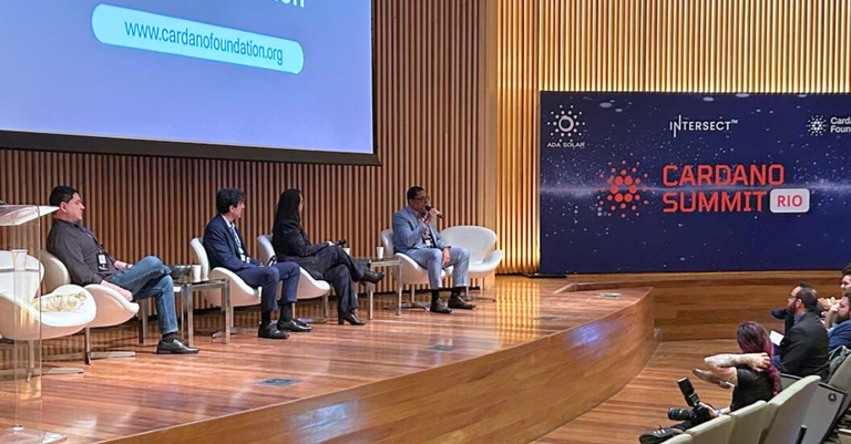 Kléber Santos, assessor da Diretoria do Serpro, em sua apresentação no palco do Cardano Tech Summit 2025 Kléber Santos, assessor da Diretoria do Serpro, em sua apresentação no palco do Cardano Tech Summit 2025