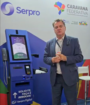 André de Cesero, assessor da Diretoria do Serpro, apresentou a solução no estande da empresa