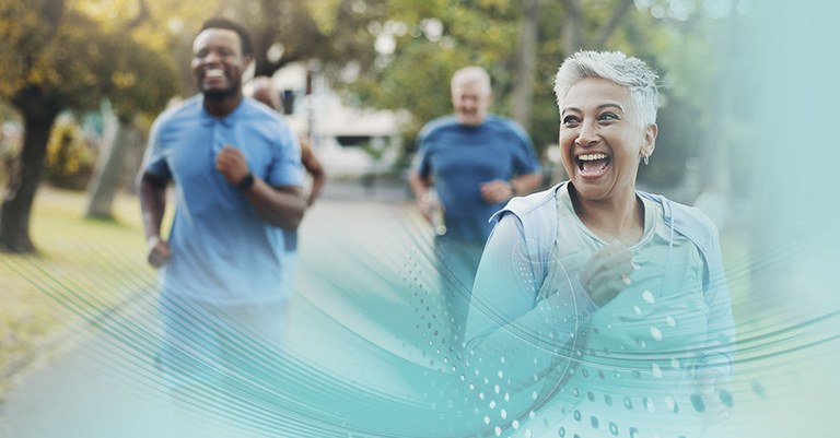 Fotografia de pessoas se exercitando em uma pista de cooper, com destaque para uma idosa que corre e sorri no primeiro plano da cena