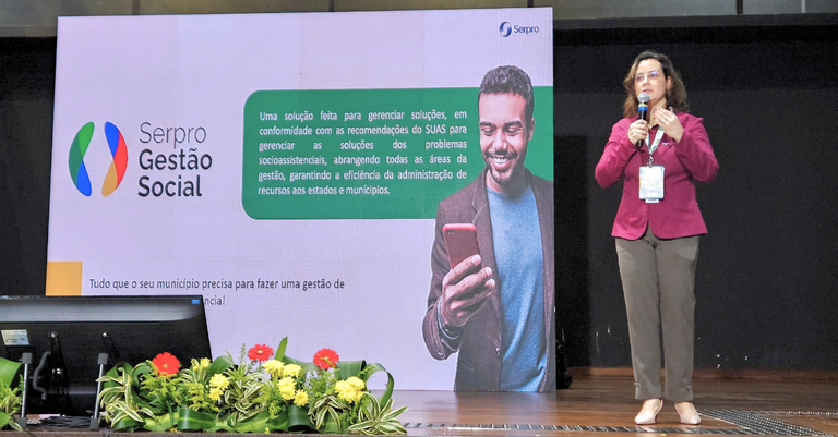 Lidiane Rocha, gerente do Departamento de Gestão de Produtos Transversais do Serpro, durante o 10º Fórum Nacional das Transferências e Parcerias da União