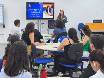 Beatriz Helena Neto durante sua oficina