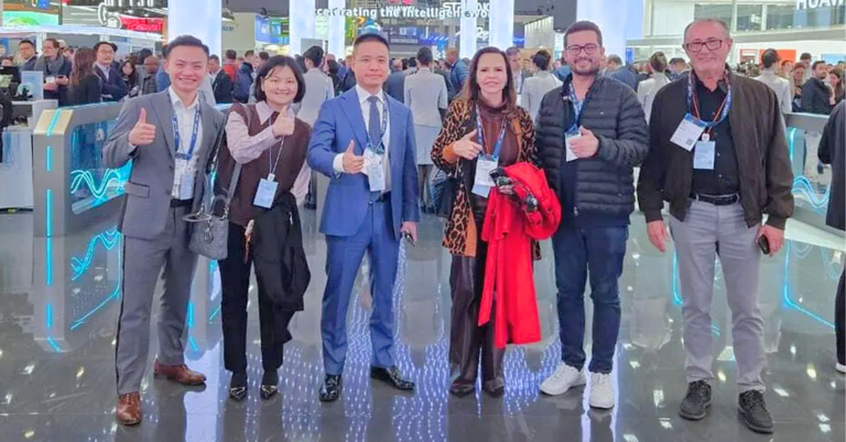 Representantes da Huawei posam para registro com a senadora Professora Dorinha Seabra (ao centro) e o diretor de Operações do Serpro, Wilton Mota (à direita)