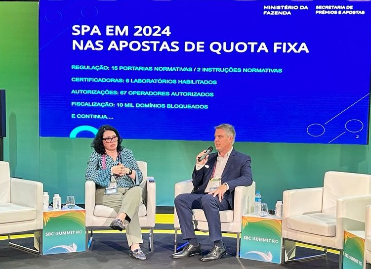 Fabio Macorin fala ao lado de Elaine Kato no SBC Summit Rio.jpg