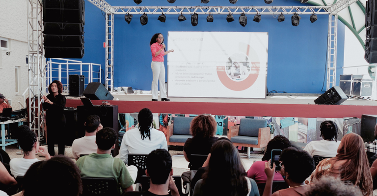 Andrea Leão dos Santos no palco da AfroPython Conf 2025, realizada em Salvador Andrea Leão dos Santos no palco da AfroPython Conf 2025, realizada em Salvador