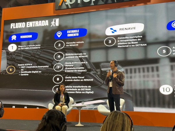 Luciano e Lucélia durante apresentação no evento