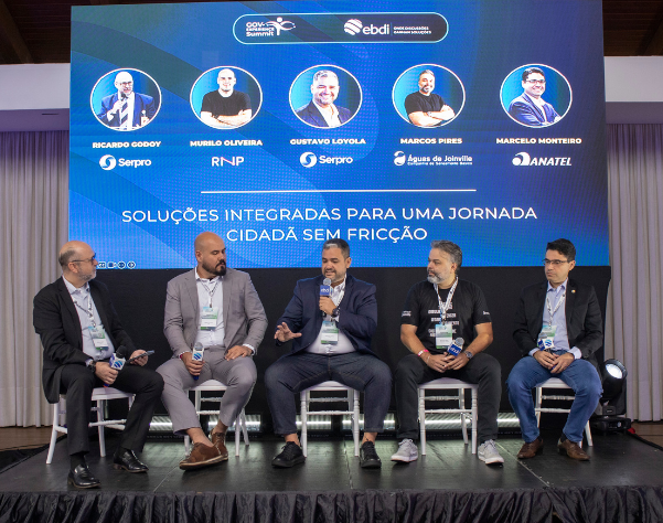 No centro do palco, Gustavo Loyola, gerente de Soluções de Gestão para Governo e Relações Exteriores do Serpro