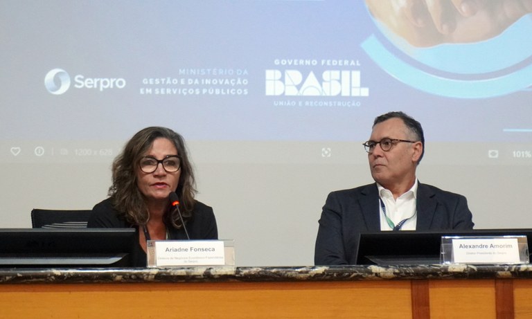 IA em Ação - diretora do Serpro Ariadne Fonseca na abertura do evento.JPG