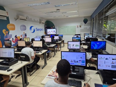 Alunos da Escola Municipal Camilo Castelo Branco em atividade no Sítio da Regional Rio de Janeiro - imagem interna.jpg Alunos da Escola Municipal Camilo Castelo Branco em atividade no Sítio da Regional Rio de Janeiro - imagem interna.jpg