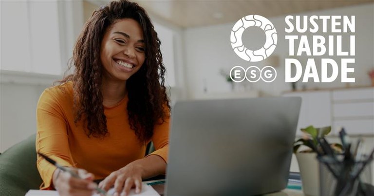 Cena de uma mulher trabalhando com um computador e fazendo anotações em um caderno. Sobre a imagem foi aplicada a marca ESG do Serpro Cena de uma mulher trabalhando com um computador e fazendo anotações em um caderno. Sobre a imagem foi aplicada a marca ESG do Serpro