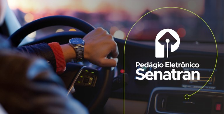 Imagem do interior de um veículo com destaque para as mãos do motorista no volante. À direita vê-se a marca do Pedágio Eletrônico Senatran