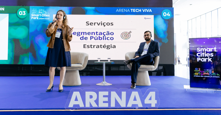 Marilei Martins e Carlos Macapuna no palco do Smart Cities Park, realizado em Campina Grande, na Paraíba