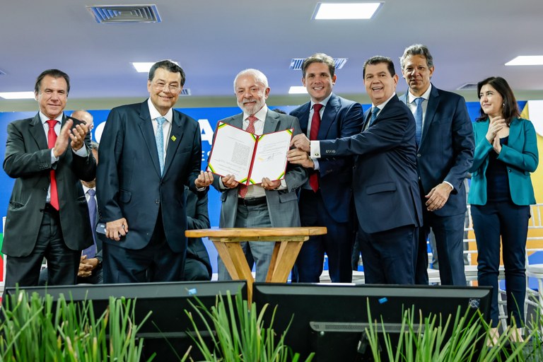 Presidente Lula exibe o Projeto de Lei Complementar (PLP) nº 108, de 2024, sancionado durante a cerimônia no Serpro