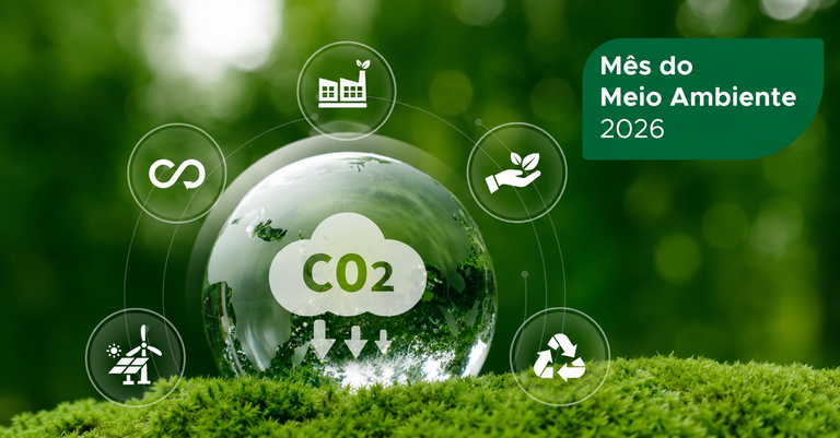 Esfera de vidro sobre vegetação exibindo símbolo de redução de CO₂ e ícones de sustentabilidade, reciclagem, energia limpa e preservação ambiental. Ao lado, texto destaca a campanha “Mês do Meio Ambiente 2026”