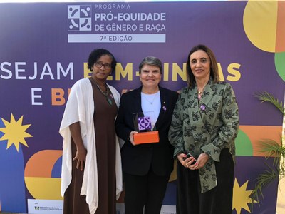 Regina Lucia de Carvalho, da equipe do Serpro da Destreza Digital; Eunides Chaves, superintendente do Gabinete Institucional e Valéria Silva, coordenadora do Projeto Estratégico ESG do Serpro