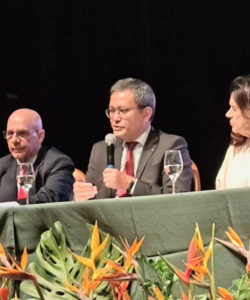 Robinson Barreirinhas ao microfone