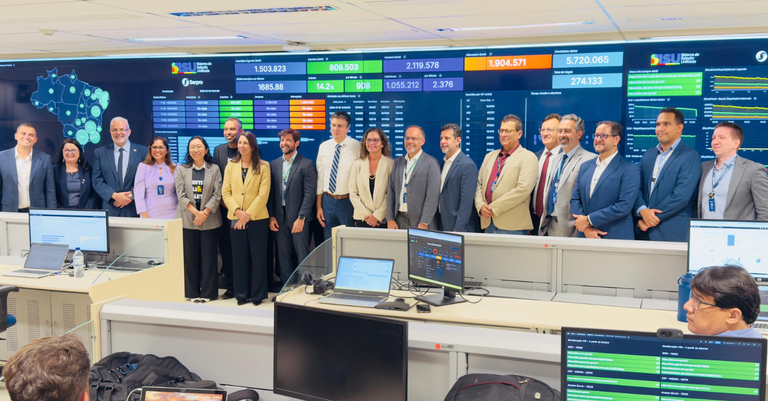 Ministro Camilo e equipe Serpro no Centro de Operações da estatal, em Brasília Ministro Camilo e equipe Serpro no Centro de Operações da estatal, em Brasília