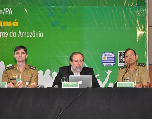 Representantes do Centro de Instrução de Guerra Eletrônica ministraram palestras hoje, no Consegi