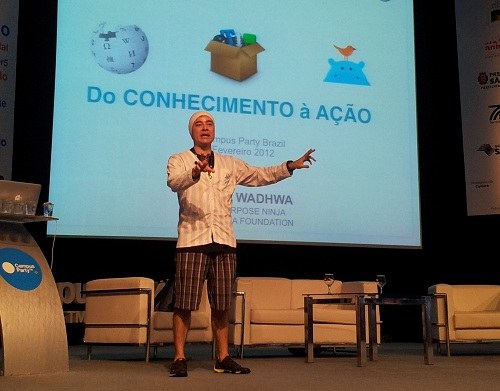 Para Kul, o conhecimento é uma questão central e o aprendizado tem que ser o mais livre possível
