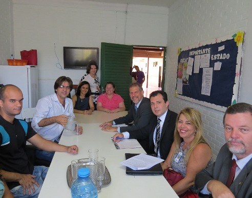 Prefeita de Valparaíso recebe equipe do Serpro em uma escola do município
