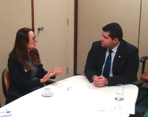Gloria e o deputado Alexandre Leite