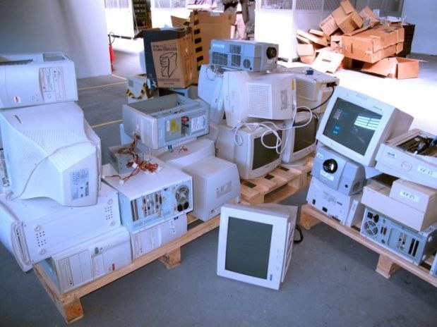 Cedir (Centro de Descarte e Reúso de Resíduos de Informática) recebe doações de empresas e pessoas físicas, e usa as peças dos computadores velhos para montar equipamentos que ainda podem ser utilizados