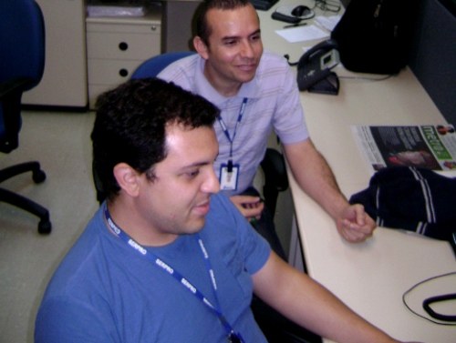 Integrantes dos comitês, como Flávio (ao fundo), levam a cultura do compartilhamento aos colegas