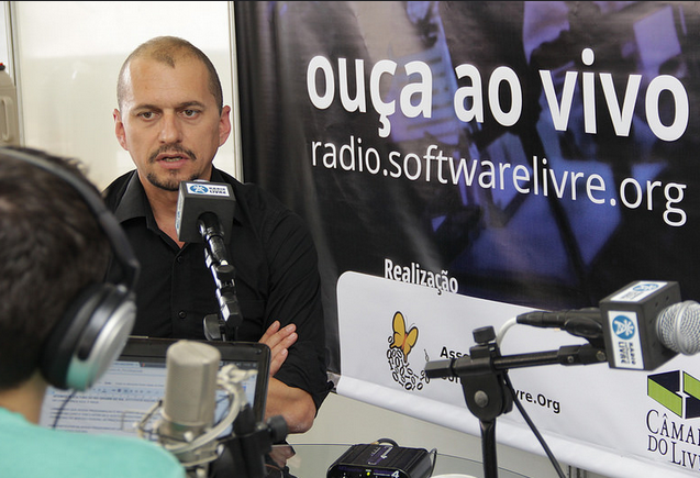 Jeferson Assumção faz crítica à intelectualidade: "A vaca azul é ninja"
