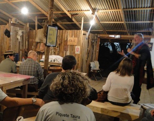 Mazoni profere palestra no piquete Taura, mantido por serprianos