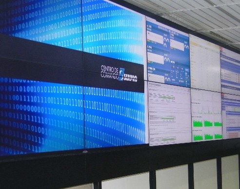Monitores exibem informações de diferentes fontes simultaneamente